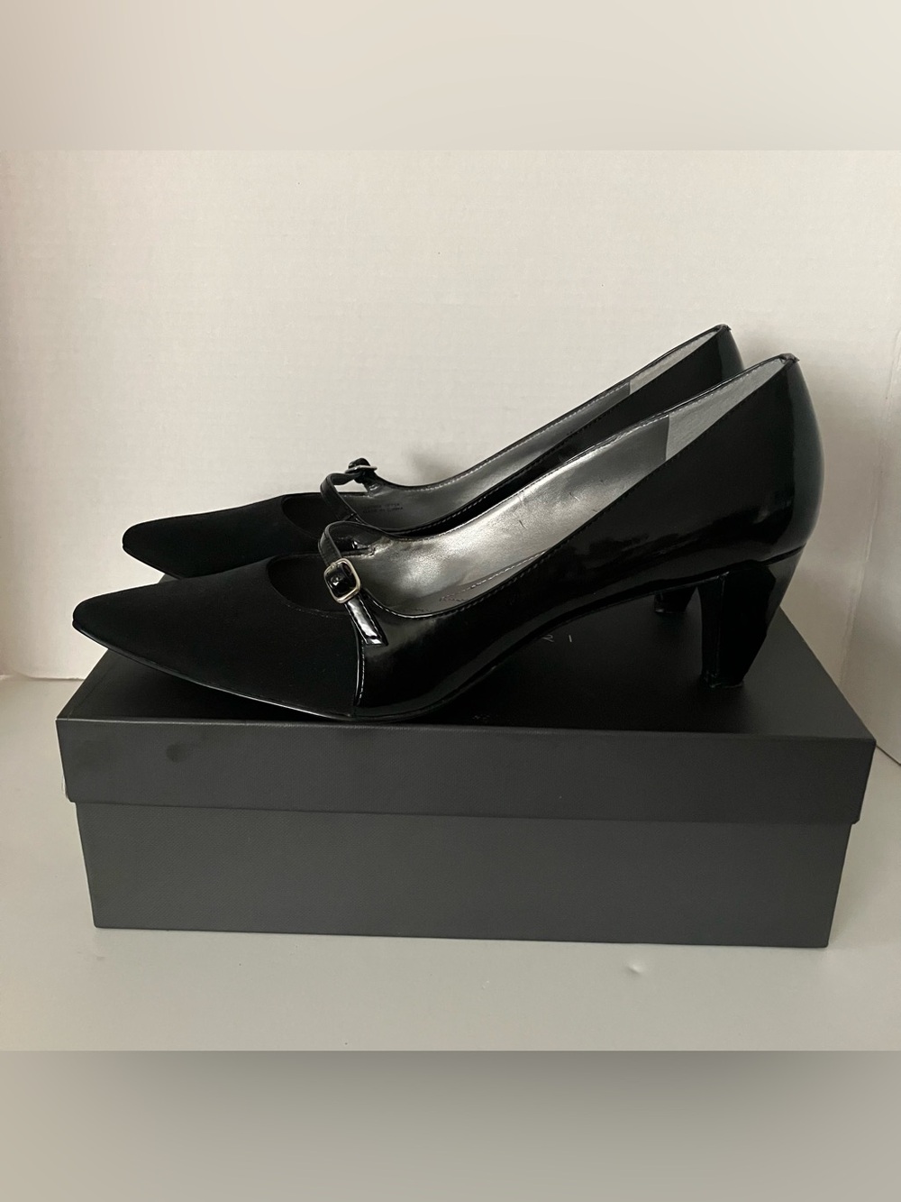 TAHARI Melanie Black Patent Leather Mary Jane Pumps Cone Kitten Heels EUC US 10 - Picture 13 of 14